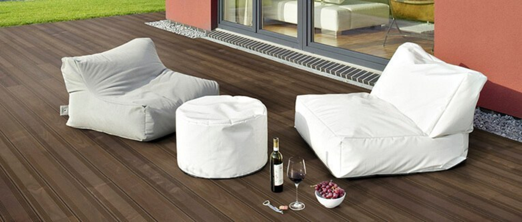 Abbildung: Weiße Loungemöbel auf Holzterrasse
